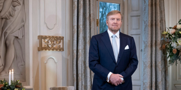 Koning in MESA+ NanoLab van Universiteit Twente in gesprek over fotonica