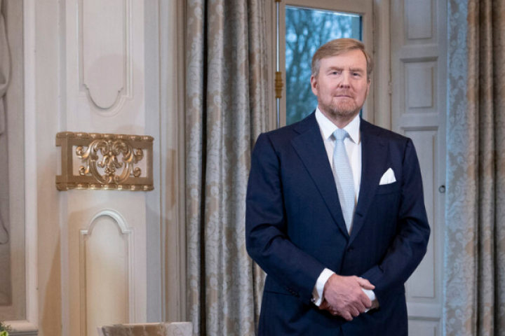 Koning in MESA+ NanoLab van Universiteit Twente in gesprek over fotonica